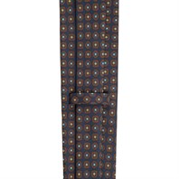 Cravatta in twill di seta blu con stampa geometrica Immagine alternativa