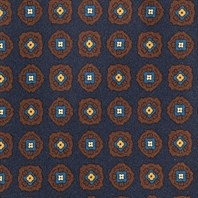 Cravatta in twill di seta blu con stampa geometrica Immagine alternativa