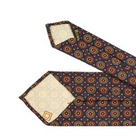 Cravatta in twill di seta blu con stampa geometrica Immagine alternativa