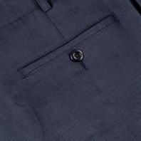 Bermuda in lino blu Immagine alternativa