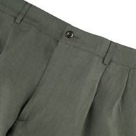 Bermuda in lino verde Immagine alternativa