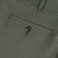 Bermuda in lino verde Immagine alternativa