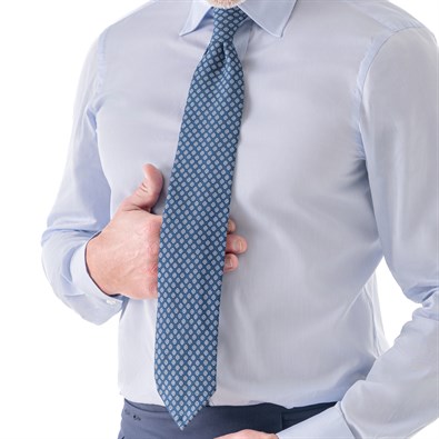 Blue silk twill tie with geometric print